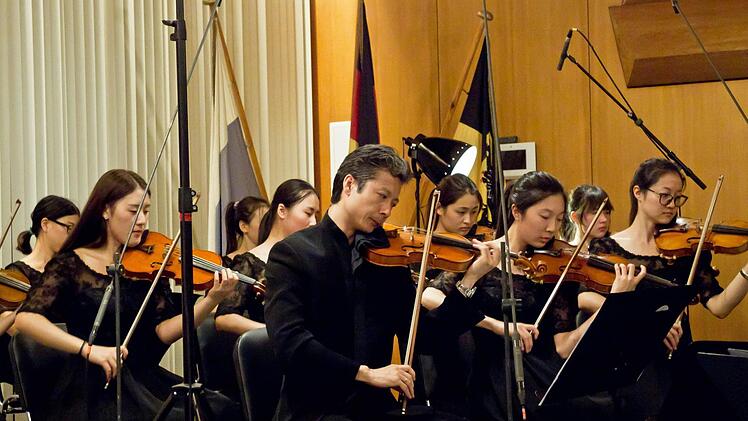 Das Streicherensemble der Renmin University of China gastierte im Rathaussaal Neustadt.Foto: Jochen Berger
