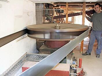 Der Stromgenerator wird von einer Turbine angetrieben. Das Wasser, das die Turbine antreibt, befindet sich unter dem Mühlengebäude, erklärt Martin Halbig. Foto: Heike Beudert