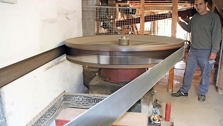 Der Stromgenerator wird von einer Turbine angetrieben. Das Wasser, das die Turbine antreibt, befindet sich unter dem Mühlengebäude, erklärt Martin Halbig. Foto: Heike Beudert