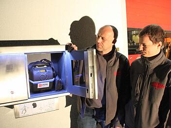 Tim Pistor und Ralf Bornschlegel (von rechts) sind die Initiatoren des Buchauer Defibrillatoren-Projekts. Foto: Jürgen Gärtner