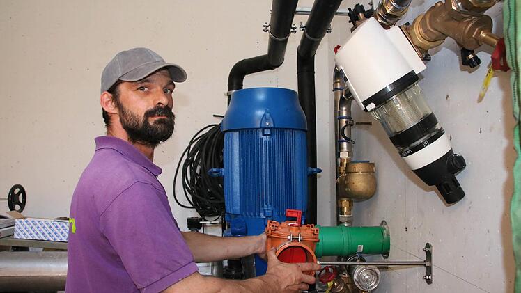 Thorsten Lange installiert die Pumpen im Technikschacht. Foto: Ralf Ruppert