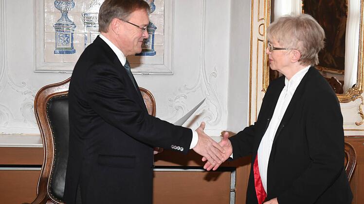 Starke gratuliert Dagmar Haarkötter zu der hochkarätigen Auszeichnung. Foto: Ronald Rinklef