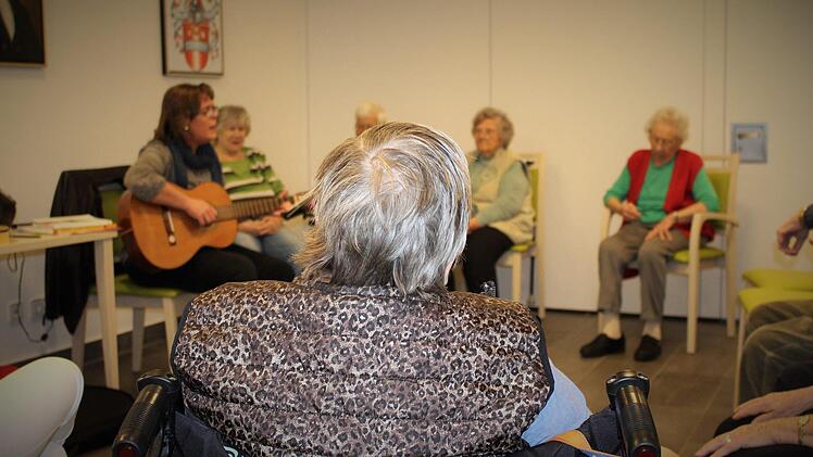 Daniela Wagner bietet im Bad Brückenauer Seniorenzentrum Waldenfels Musikunterricht für die Bewohner an.  Foto: Julia Raab