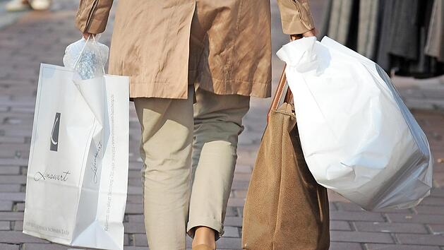 Nicht nur vorbeilaufen, sondern auch einkaufen: Ginge es nach den Händlern, sollten Tüten statt Passanten gezählt werden. Foto: Ronald Rinklef