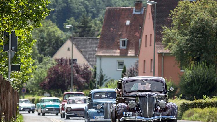 Kultautos aus der Mitte des vergangenen Jahrhunderts kurven beim "Pre-60's Cruise" durch den Landkreis.