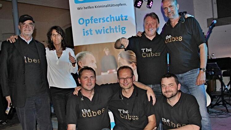Sabine Hemmerich (Zweite von links), Außenstellenleiterin des Weißen Rings in Coburg, freut sich mit der Band "The Cubes", die zu einer Charity-Veranstaltung in die Ernstfarm nach Coburg-Scheuerfeld gekommen war. Foto: Helmut Will