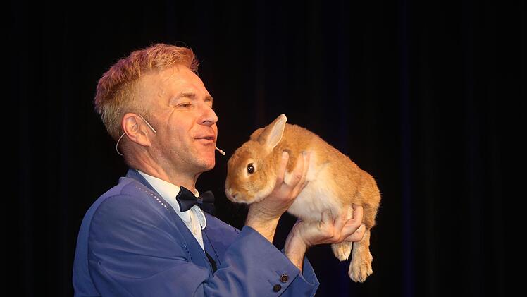 "Phantaro"  zauberte ein Kaninchen hervor.Wolfgang Desombre