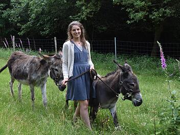 Monique Gies mit ihren beiden Eseln auf der Ziegenweide. G&auml;ste d&uuml;rfen mit ihr und den Eseln Pauline und Lizzy durch den angrenzenden Wald wandern.  Fotos: Gabi N&auml;tscher