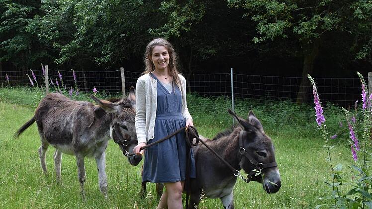 Monique Gies mit ihren beiden Eseln auf der Ziegenweide. G&auml;ste d&uuml;rfen mit ihr und den Eseln Pauline und Lizzy durch den angrenzenden Wald wandern.  Fotos: Gabi N&auml;tscher