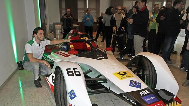 Das Unternehmen demonstriert die Frage der Nachhaltigkeit auch gerne nach au&szlig;en. Formel-E-Pilot Daniel Abt stellte seinen Rennwagen im November 2018 im Unternehmen vor.