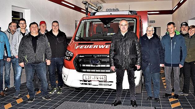 Freude bei den Verantwortlichen der Gemeinde, bei den Mitgliedern der Ortswehr von Woffendorf, den Feuerwehrführungskräften und der Einwohner: Das neue Tragkraftspritzenfahrzeug ist eingetroffen.