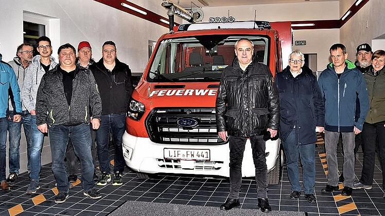 Freude bei den Verantwortlichen der Gemeinde, bei den Mitgliedern der Ortswehr von Woffendorf, den Feuerwehrführungskräften und der Einwohner: Das neue Tragkraftspritzenfahrzeug ist eingetroffen.