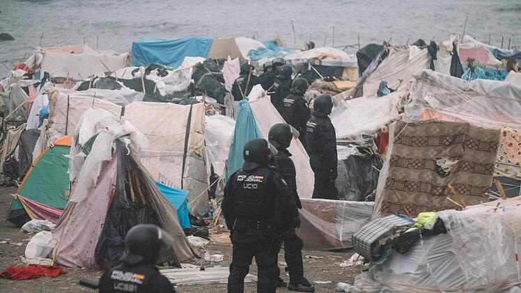 Polizei r&auml;umt Migrantenlager in Ceuta