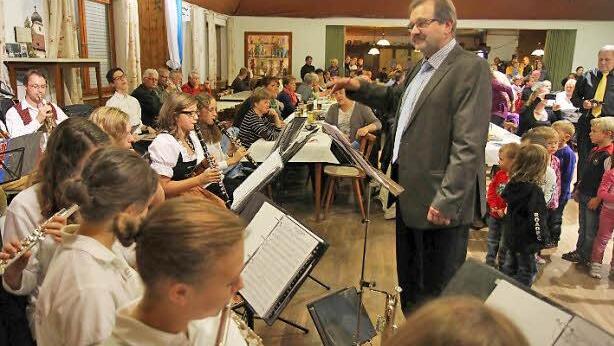 Bürgermeister Hollet dirigiert auch die Blaskapelle routiniert.