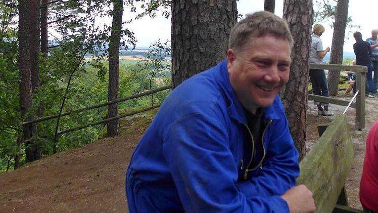 Roland Wolf ist Erster Vorsitzender des HBV Veitenstein-Breitbrunn. "So viele Leute wie heute waren noch nie hier oben", stellt er zwischen zwei Höhlenführungen fest.