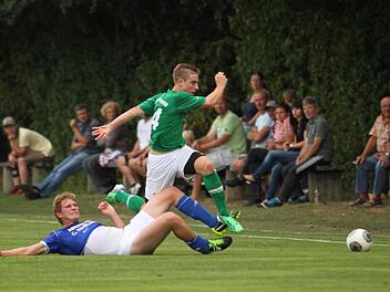 Der Augsfelder Peter Hertel spitzelt hier im Liegen gerade noch dem Abtswinder Frederik Weiß den Ball vom Fuß. Foto: Günther Geiling