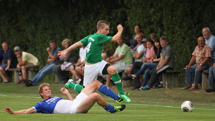 Der Augsfelder Peter Hertel spitzelt hier im Liegen gerade noch dem Abtswinder Frederik Weiß den Ball vom Fuß. Foto: Günther Geiling