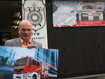 Bürgermeister Ralf Holzmann zeigt das neue Fahrzeug. Die Kosten belaufen sich auf 155 000 Euro. Die Gemeinde hofft auf Zuschüsse in Höhe von 44 000 Euro. "Vielleicht schaffen wir es, dass wir den Gemeindeanteil auf unter 100 000 Euro halten", sagt Holzmann. Foto: Sonja Adam