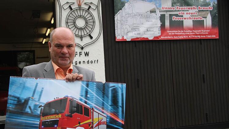 Bürgermeister Ralf Holzmann zeigt das neue Fahrzeug. Die Kosten belaufen sich auf 155 000 Euro. Die Gemeinde hofft auf Zuschüsse in Höhe von 44 000 Euro. "Vielleicht schaffen wir es, dass wir den Gemeindeanteil auf unter 100 000 Euro halten", sagt Holzmann. Foto: Sonja Adam