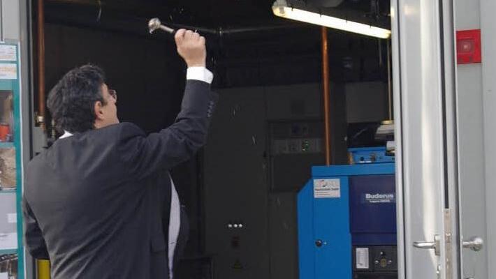 Den Segen erteilte Pfarrer Michael Krammer für die neue Hackschnitzelheizung.  Foto: Stephanie Elm