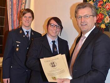 Bürgermeister Rainer Detsch überreicht die Anerkennungsurkunden der Gemeinde Stockheim an die Betreuerin Laureen Kaim und an den Jugendwart der Feuerwehr Stockheim, Fabian Rebhan.Foto: Hofmann