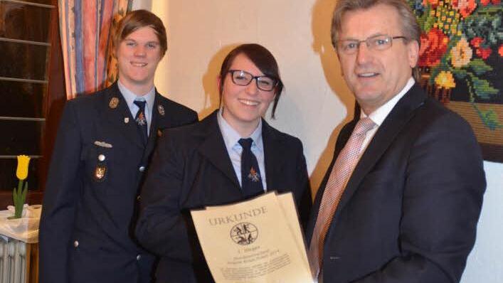 Bürgermeister Rainer Detsch überreicht die Anerkennungsurkunden der Gemeinde Stockheim an die Betreuerin Laureen Kaim und an den Jugendwart der Feuerwehr Stockheim, Fabian Rebhan.Foto: Hofmann