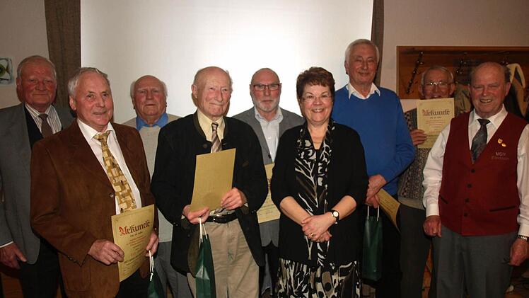 Für den Männergesangverein Ebenhausen überreichten Vorsitzender Klaus Peter (rechts) und sein Stellvertreter Willi Greubel (links) Urkunden und Geschenke an (von links) Kurt Dellert, Hermann Stürmer, Dr. Josef Hildenbrand, Ludwig Erhard, Ingrid Dreyer, Fridolin Schubert und Albert Schmid.  Foto: Stefan Geiger