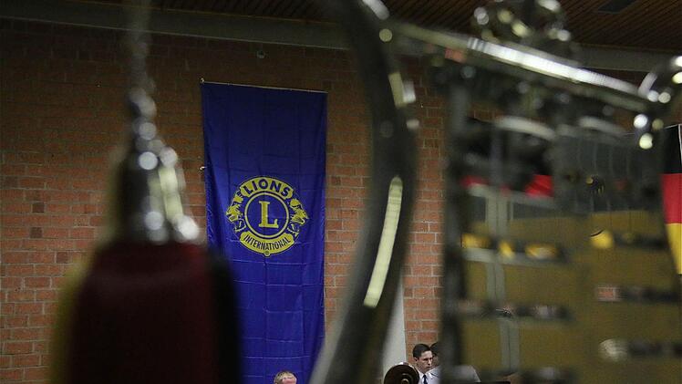 Das Ausbildungs-Musikkorps der Bundeswehr gab in der Erthalhalle ein Benefizkonzert.  Foto: Gerd Schaar