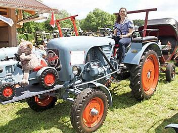 Gut sieben Meter lang ist das Gespann von Lothar Krist, zudem noch eine gut 100 Jahre alte Kutsche gehört. Auf dem Traktor sitzt Tochter Nikole Krist.
