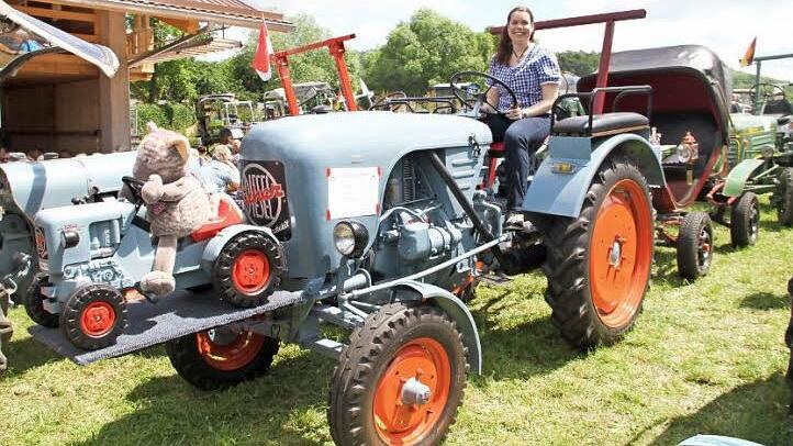 Gut sieben Meter lang ist das Gespann von Lothar Krist, zudem noch eine gut 100 Jahre alte Kutsche gehört. Auf dem Traktor sitzt Tochter Nikole Krist.