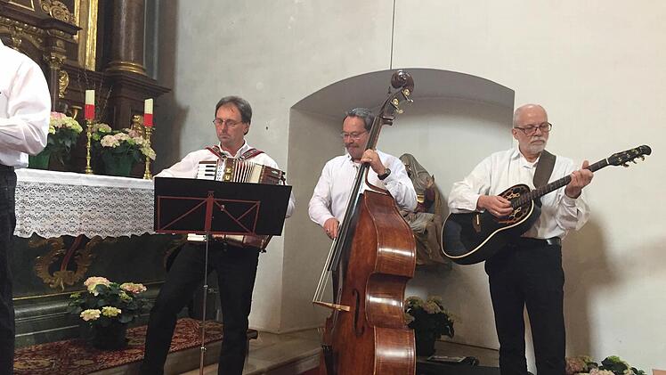 Der Chor aus Oberbach traf in der Klosterkirche Kreuzberg auf begeisterte Zuhörer. Foto: Regina Rinke