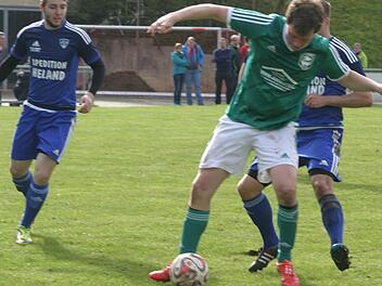 Durchsetzungsstark im gegnerischen Strafraum zeigte sich Simon Fischer (grünes Trikot). Er war mit 16 Treffern der erfolgreichste Torschütze des TV Ebern.