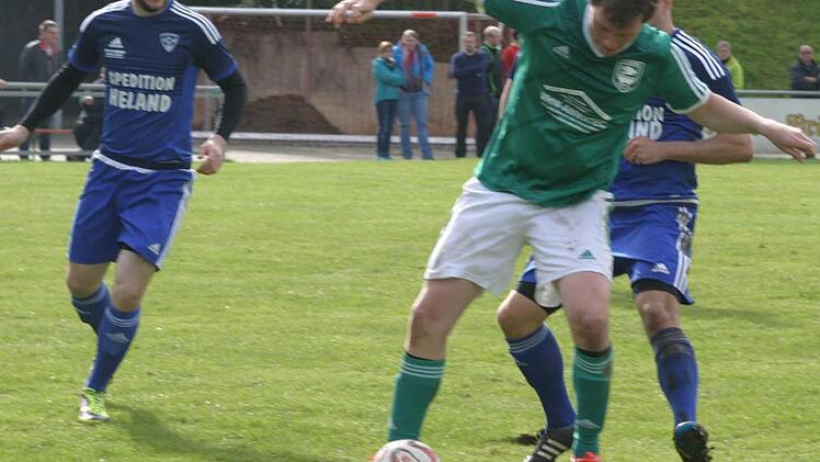 Durchsetzungsstark im gegnerischen Strafraum zeigte sich Simon Fischer (grünes Trikot). Er war mit 16 Treffern der erfolgreichste Torschütze des TV Ebern.