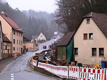 Um den Hang anzusichern werden am Freitag, 10., und Samstag, 11. Februar zwischen Aura und Wittershausen Bäume gefällt. Die Straße wird in diesen beiden Tagen ganztags gesperrt.  Foto: Werner Vogel