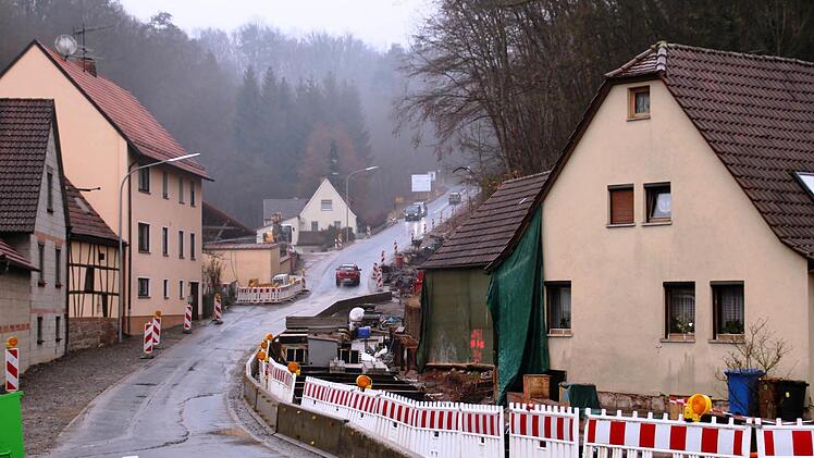 Um den Hang anzusichern werden am Freitag, 10., und Samstag, 11. Februar zwischen Aura und Wittershausen Bäume gefällt. Die Straße wird in diesen beiden Tagen ganztags gesperrt.  Foto: Werner Vogel