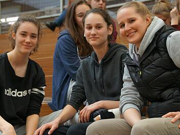 Jessica Miller (r.), verdiente Spielerin und jetzt Trainerin bei der DJK Brose Bamberg, geh&ouml;rte zu den ersten Gratulanten. Teresa Schwital (Mitte) d&uuml;rfte ihren Infekt fr&uuml;her auskuriert haben als Leistungstr&auml;gerin Nina K&uuml;hhorn (l.) ihren l&auml;dierten linken Kn&ouml;chel. Foto: privat