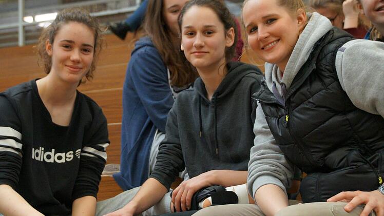Jessica Miller (r.), verdiente Spielerin und jetzt Trainerin bei der DJK Brose Bamberg, geh&ouml;rte zu den ersten Gratulanten. Teresa Schwital (Mitte) d&uuml;rfte ihren Infekt fr&uuml;her auskuriert haben als Leistungstr&auml;gerin Nina K&uuml;hhorn (l.) ihren l&auml;dierten linken Kn&ouml;chel. Foto: privat