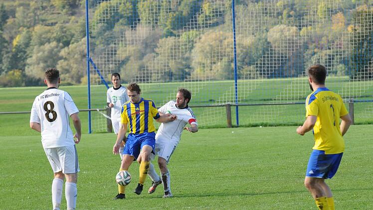 6:1 gewann der SV Detter-Weißenbach in Westheim. Auf unserem Bild lässt sich Detters Kapitän Andreas Mühlig (am Ball) nicht von Tobias Pfister stören. ssp