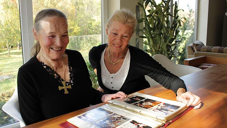 Beim Betrachten der alten Fotos kommen bei Sonja Tobisch und  ihrer Tochter Gabriele Tobisch-Gerlicher Erinnerungen hoch.Ulrike Nauer