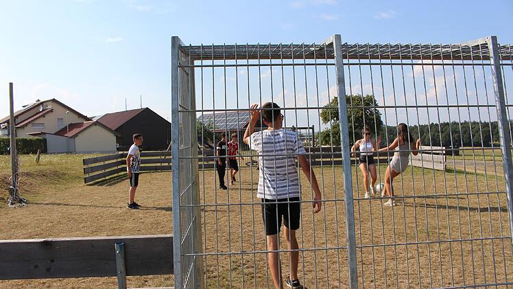 In Singenrain trifft sich die Dorfjugend zum Spielen am Oberdorf. Foto: Julia Raab