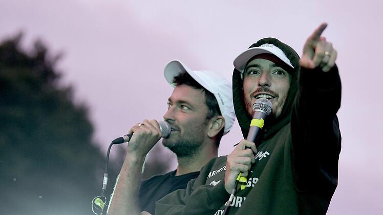 Brandenburg, Heimland:  Musiker Marteria (l) und Casper stellen ihr gemeinsames Album «1982» vor. Marteria & Casper bestätigten ihren "Champion Sound"-Show-Auftritt bei Rock im Park. Foto: Britta Pedersen/dpa