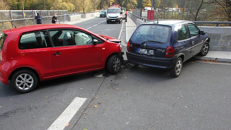 Der Fahrer des roten Skoda hat am Freitagnachmittag (26.10.2018) beim Linksabbiegen in Lauenstein den blauen Opel übesehen. Foto: Andreas Schmitt