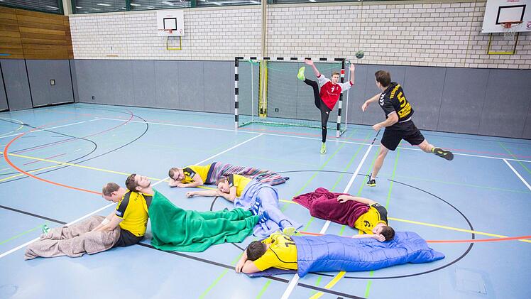 Abwehr im Tiefschlaf: "Ruhe vor dem Sturm", "Ein Spiel zum Einschlafen", "Der Start wurde verpennt", "Spielregeln im Schlaf beherrschen"