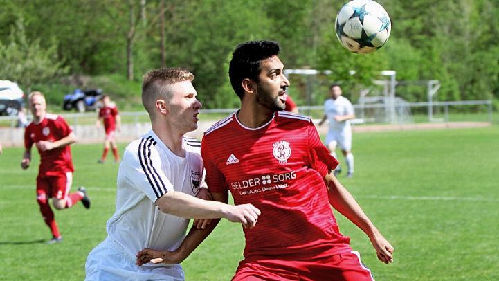FSV Krum - DJK Altbessingen. Der Altbessinger Marcel Warmuth (links) und Kevin Rippstein im Kopfballduell, das der Krumer f&uuml;r sich entscheidet. Foto: G&uuml;nther Geiling