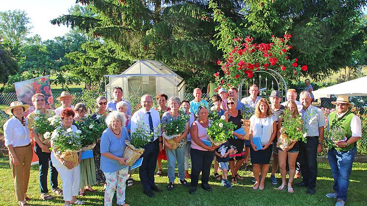 Zum Dank dafür, dass sie am 30. Juni ihre privaten Gärten für Besucher  öffnen, bekamen alle 13 Gartenbesitzer Rosenstöcke. Foto: Dieter Brit