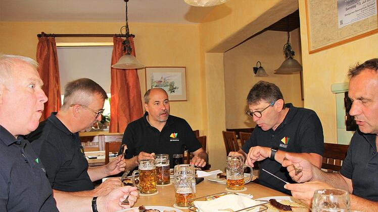 Helmuth Bodenstein, Ernst Nickel, Johannes Krapp, Josef Körner und Armin Luther testen die grobe Variante der Drei-Franken-Bratwurst.Diana Fuchs