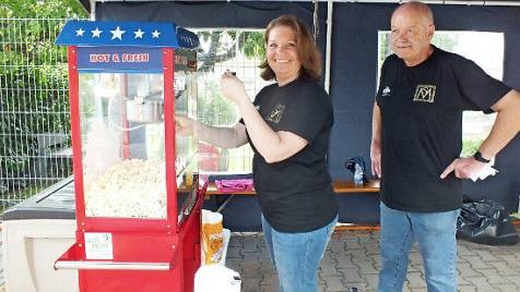 Mit ihrem s&uuml;&szlig;en Popcorn machten die Helfer vor allem den kleinen Festbesuchern eine gro&szlig;e Freude.
