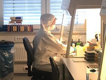 Unter gro&szlig;en Sicherheitsvorkehrungen werden beim Labor Laboklin in Bad Kissingen die Corona-Proben ausgewertet.  Foto: Sabine B&ouml;hmer