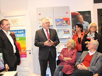 Auch SPD-Politiker beherrschen die Kanzlerinnen-Raute: Als das Ergebnis klar ist, dankt Norbert Tessmer (stehend, Mitte) seinen SPD-Genossen für die Unterstützung.