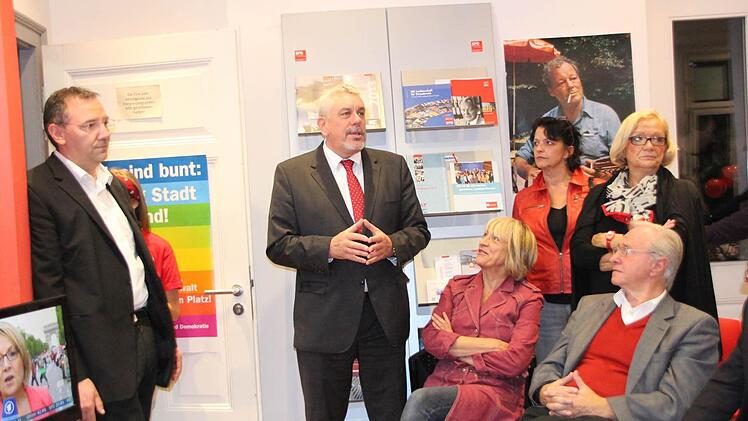 Auch SPD-Politiker beherrschen die Kanzlerinnen-Raute: Als das Ergebnis klar ist, dankt Norbert Tessmer (stehend, Mitte) seinen SPD-Genossen für die Unterstützung.